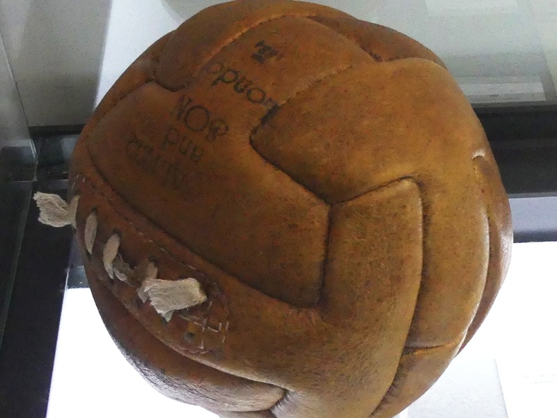 Balón histórico Salter 1884 en cuero vacuno grueso cosido a mano
