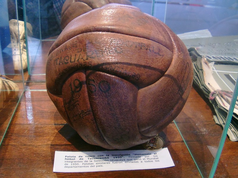 Balón de cuero con grabado personalizado y base para coleccionistas