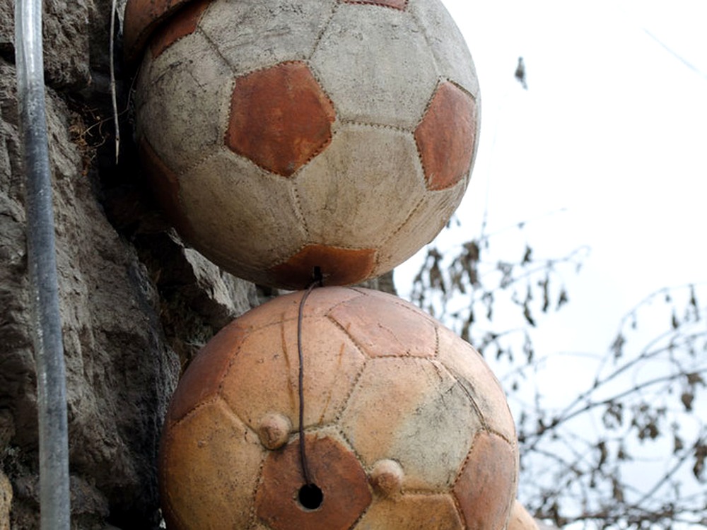 Herramientas tradicionales de guarnicionero para coser balones