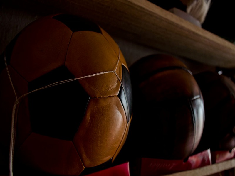 Interior del taller de balones con pieles y hormas de inflado